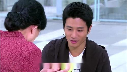 吃瓜大妈帅哥视频,吃瓜大妈与帅哥的趣味互动瞬间