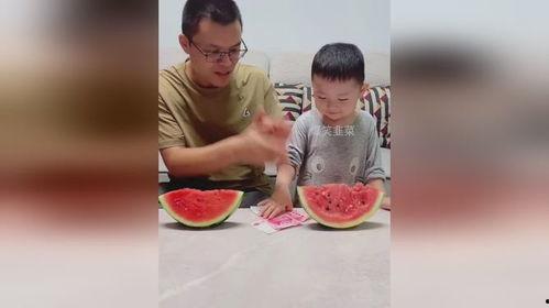 父子俩吃瓜,共享夏日吃瓜时光